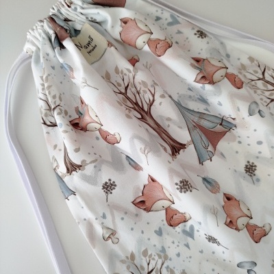 Saco de tecido com padrão de raposas e árvores