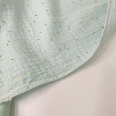 Musselina branco/rosa/azul/verde água com pintas douradas