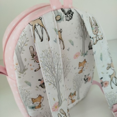 mochila infantil rosa e branca com padrão de animais e árvores