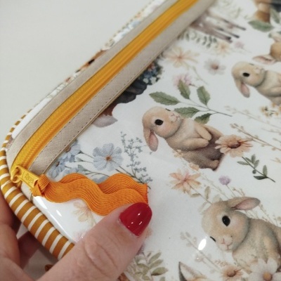 babybu | bolsa higiene bebé | bolsa para fraldas | Cutie com riscas mostarda