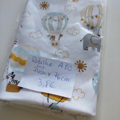 Retalho de tecido branco com balões coloridos e animais em embalagem transparente