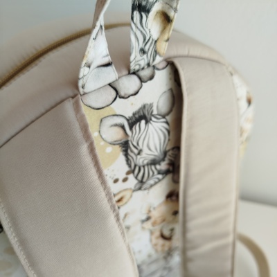 Mochila bege com interior estampado de animais selvagens