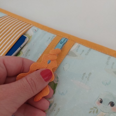 Porta documentos dinos fofinhos | bolsa para boletins de saúde | mostarda