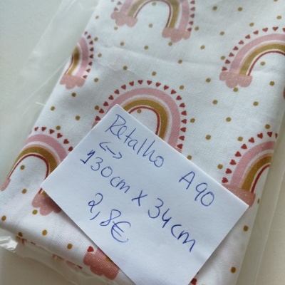 tecido branco com arco-íris rosa e bege e etiqueta manuscrita