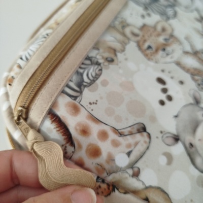 Bolsa com estampa de animais selvagens e fecho dourado