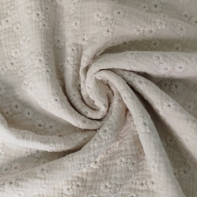 Musselina em creme Bordada - efeito bordado inglês