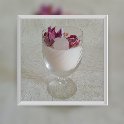 Vela de cera de soja quartzo rosa em copo de pé alto