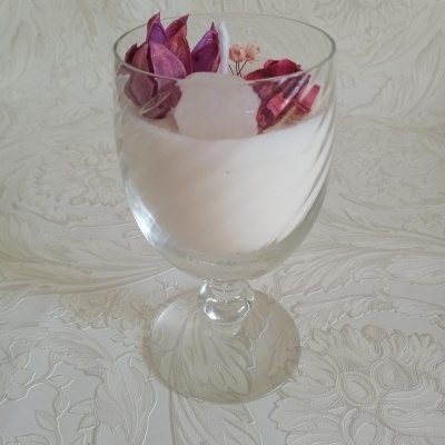 Vela de cera de soja quartzo rosa em copo de pé alto