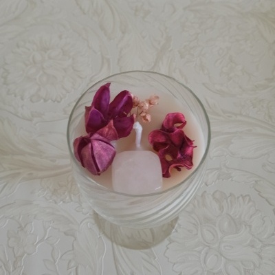 Vela de cera de soja quartzo rosa em copo de pé alto