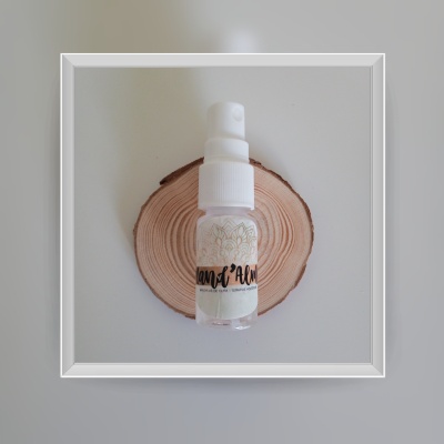 Pulverizador com essência para carregar as peças de cerâmica perfumada