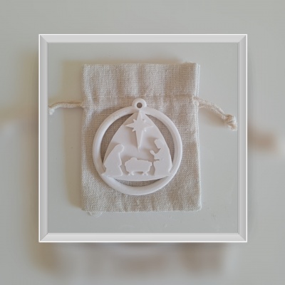 Presépio com aro em cerâmica perfumada para pendurar em saquinho de linho