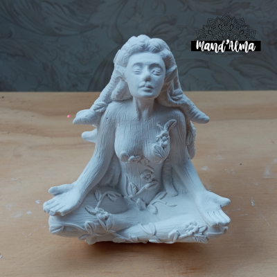 Deusa Gaia em posição de pedido pelos filhos da Terra em gesso perfumado