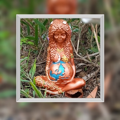 Deusa Gaia em cerâmica pintada á mão cor cobre 15 cm