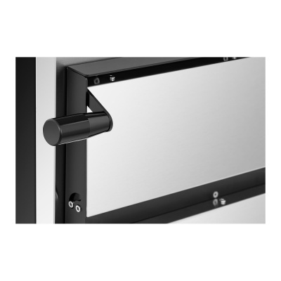 Painel metálico preto com placa branca e botão cilíndrico preto