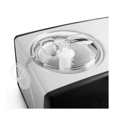 Copo transparente em plástico com tampa numa caixa de máquina cinza e preta