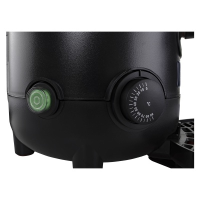 Detalhe de aparelho preto com botão verde e seletor de temperatura