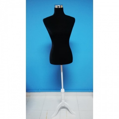 Manequim de alfaiataria preto com base branca e fundo azul