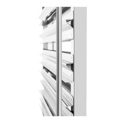 Persiana metálica branca com lâminas horizontais e haste prateada