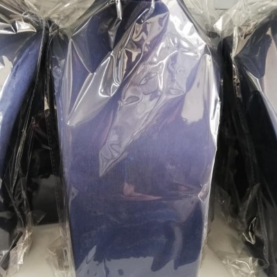 Suporte de veludo azul para colares embalado em plástico transparente