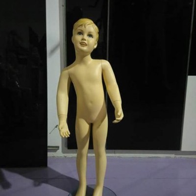 mannequim de criança nu em base circular