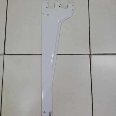 Suporte de metal branco com três ganchos em chão de azulejos brancos