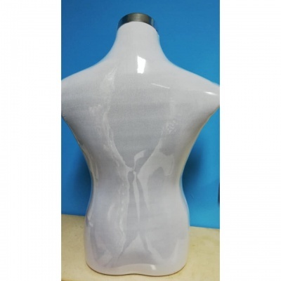 Manequim branco de costas com suporte metálico no pescoço