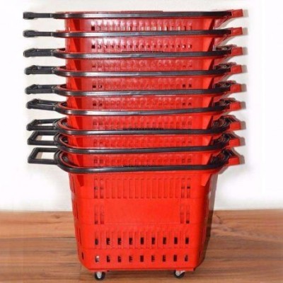 Cestos de compras vermelhos empilhados com rodas e puxadores pretos