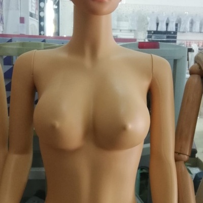 Mannequim feminino com cabelo castanho curto e corpo em tom pele