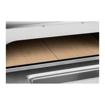 Interior de forno com tabuleiros de cerâmica castanha