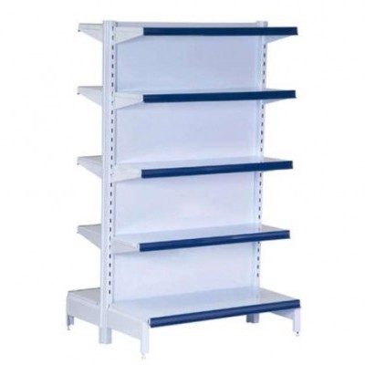 Prateleira metálica branca com prateleiras azuis para exposição de produtos
