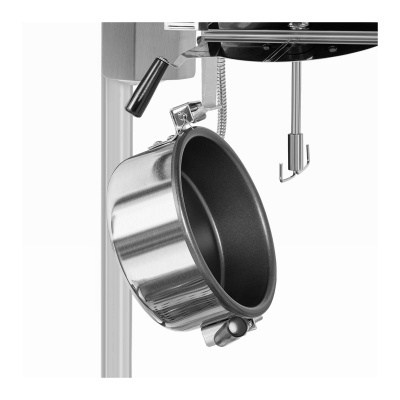 Panela de aço inoxidável antiaderente suspensa em estrutura metálica.