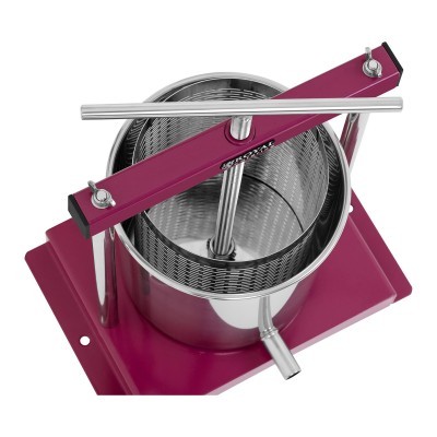 Prensa metálica cor de vinho com recipiente cilindrico de aço inox e alavanca horizontal.