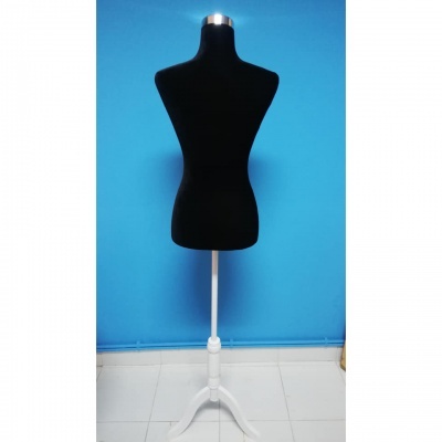 Manequim de costura feminino preto com suporte branco frente a parede azul