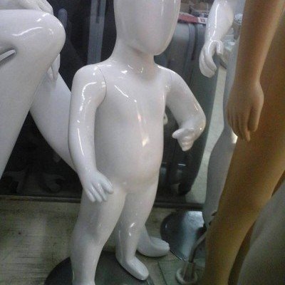 Mannequim infantil branco brilhante em pé sobre base redonda