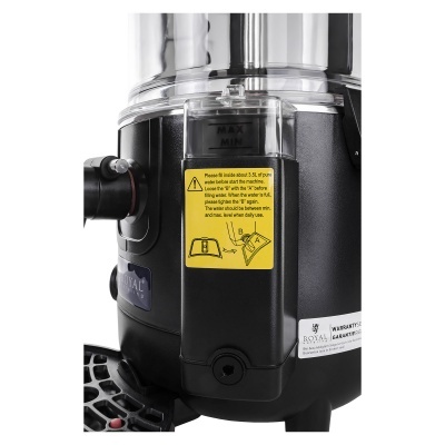 Liquidificador preto e prateado com recipiente transparente e etiquetas com texto