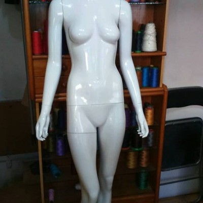 manequim feminino branco brilhante em ambiente de costura