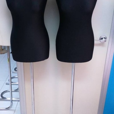 Dois manequins femininos em tecido preto com suportes metálicos cromados