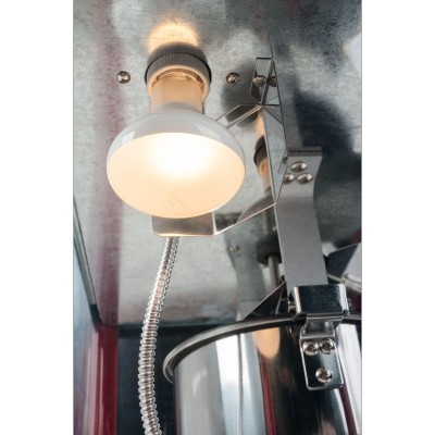 Lâmpada branca com suporte metálico no teto de estrutura metálica