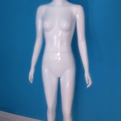 Manequim feminino branco de corpo inteiro em superfície brilhante