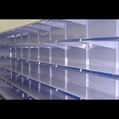 Prateleiras metálicas vazias numa divisão