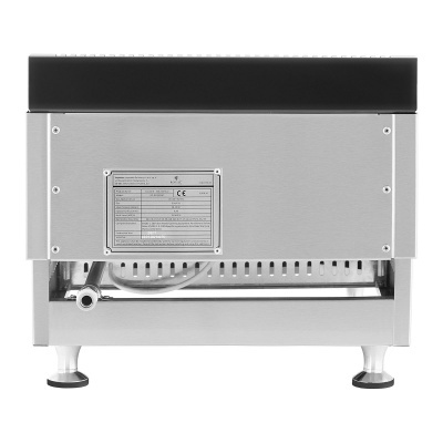 Máquina industrial metálica cinzenta e preta com etiqueta técnica