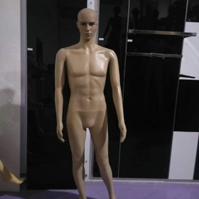 Mannequim masculino bege claro em base transparente, fundo preto e branco