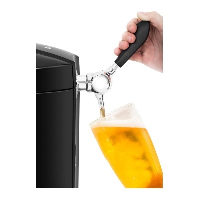 Máquina de servir cerveja preta com torneira e copo de vidro a ser enchido