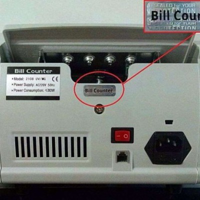 Contador de notas eletrónico cinza claro com etiquetas e botão vermelho