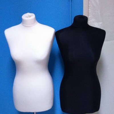 Dois manequins femininos branco e preto com suporte metálico