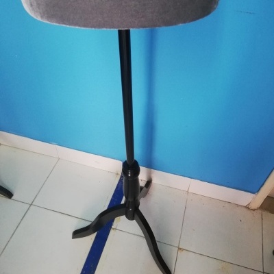 Suporte de manequim com base tripé preta e parte superior cinza