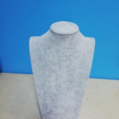 Expositor de joias cinza claro em formato de busto