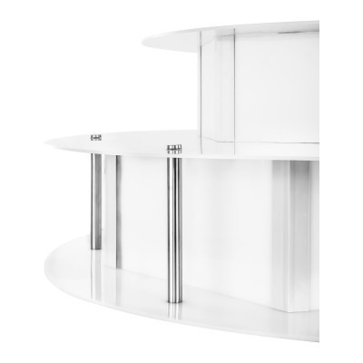 Móvel branco com prateleiras elípticas e pilares cromados