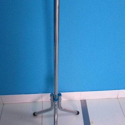 estrutura metálica prateada com três pernas e pontas emborrachadas