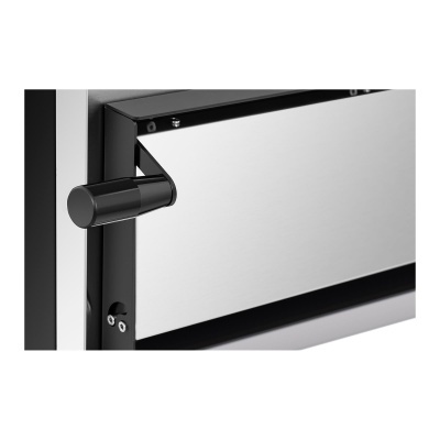 Fechadura metálica preta com painel prateado e botão redondo preto